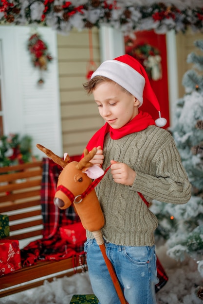 gelukkige jongen in kerstversiering