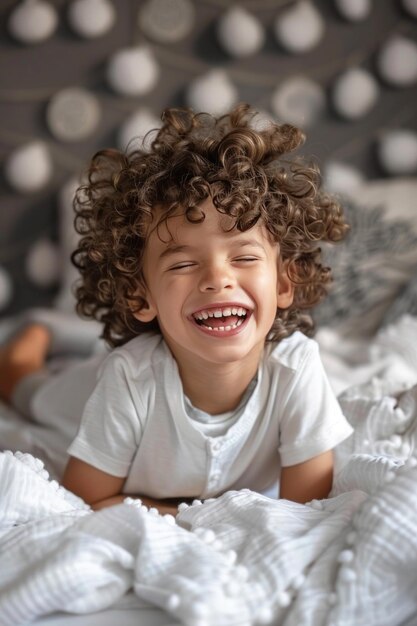 Foto gelukkige jongen ligt op bed te lachen en te spelen