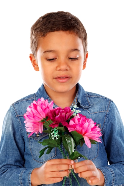 Gelukkige jongen met een mooi boeket van roze bloemen