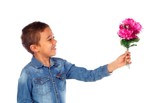 Gelukkige jongen met een mooi boeket van roze bloemen