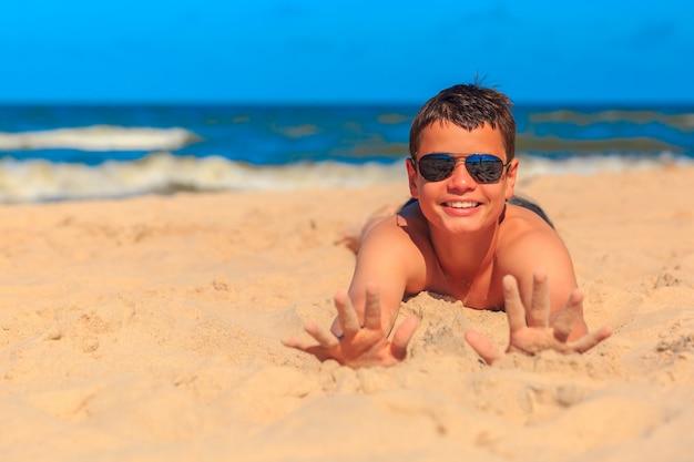 Gelukkige jongen op het zee strand
