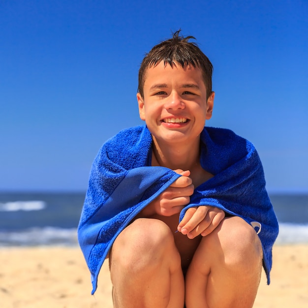 Gelukkige jongen op het zee strand