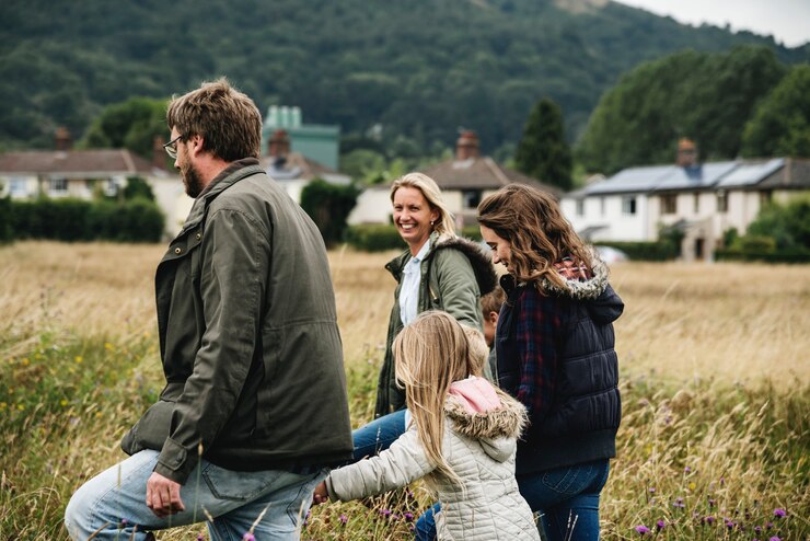 Foto gelukkige kaukasische familie in het veld