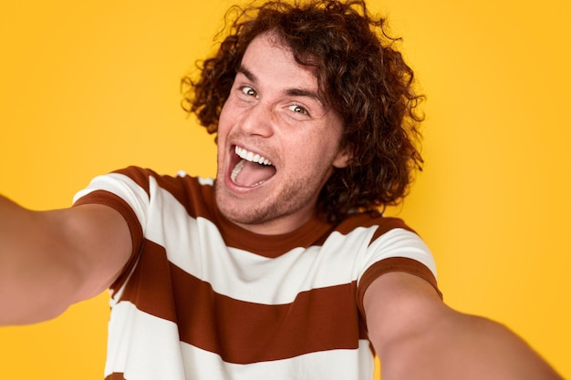 Gelukkige kerel die grappige selfie maakt