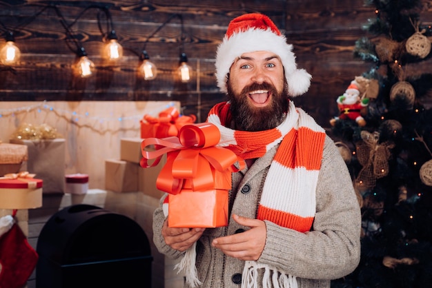 Gelukkige kerstman die zich voorbereidt om het nieuwe jaar en prettige kerstdagen te vieren, goede prettige kerstdagen en een gelukkig nieuwjaar...