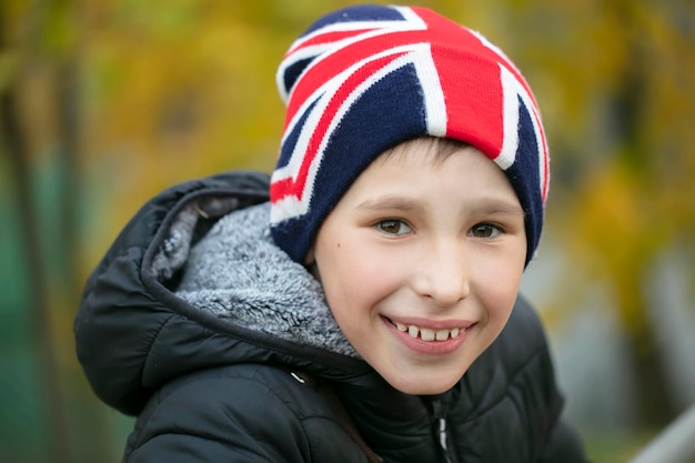 Gelukkige kind in een hoed met de Britse vlag