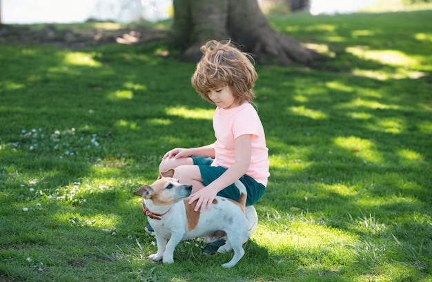 Gelukkige kind met hond Portret kinderen jongen met huisdier buiten spelen Kind aaien hond