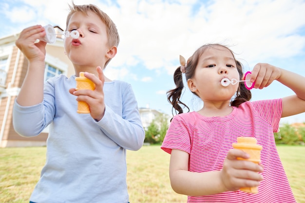 Gelukkige kinderen bellen blazen