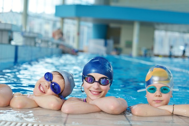 Gelukkige kinderen bij het zwembad.