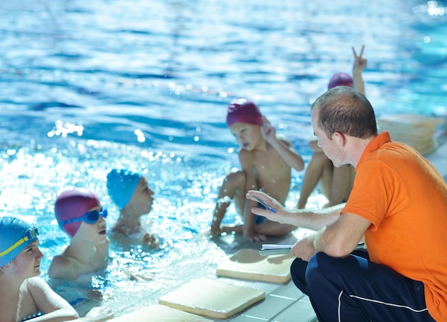 Gelukkige kinderen bij het zwembad.