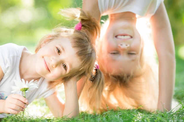 Gelukkige kinderen die buiten spelen in het lentepark