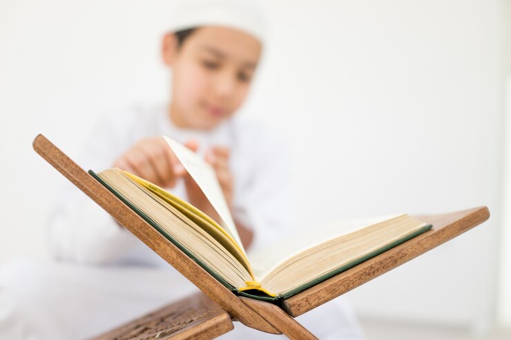 Gelukkige kinderen die koran lezen