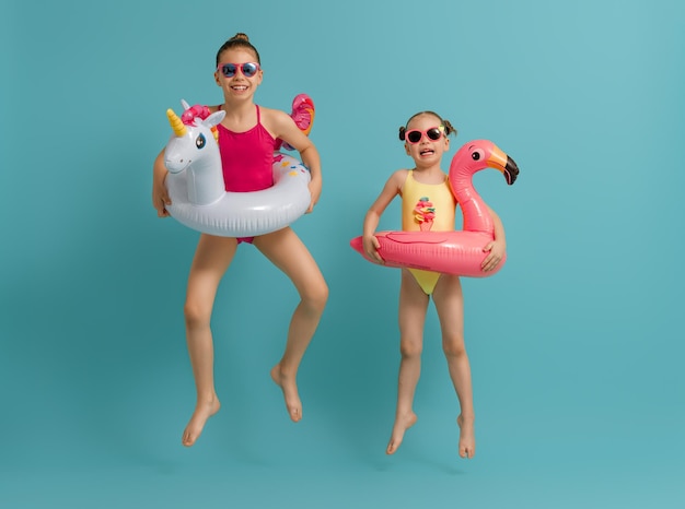 Gelukkige kinderen die zwemkleding dragen