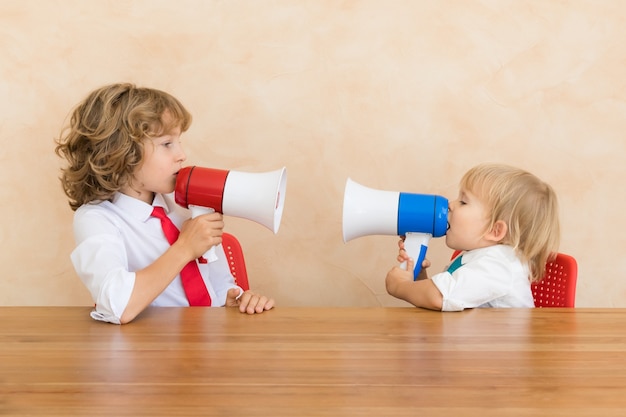 Gelukkige kinderen doen alsof ze zakenmensen zijn