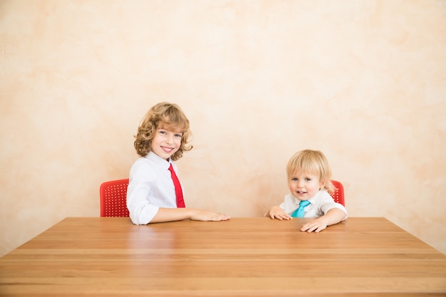 Gelukkige kinderen doen alsof ze zakenmensen zijn