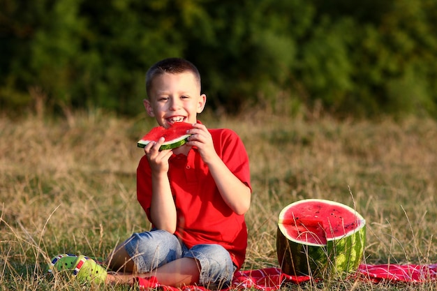 gelukkige kinderen eten watermeloen in de zomer