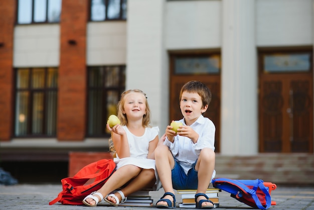 Gelukkige kinderen gaan terug naar school