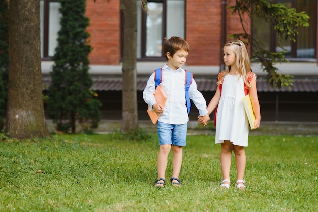 Gelukkige kinderen gaan terug naar school