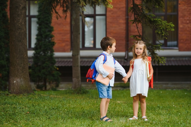 Gelukkige kinderen gaan terug naar school