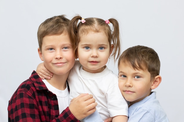 Gelukkige kinderen geïsoleerd op wit twee jongens en een meisje