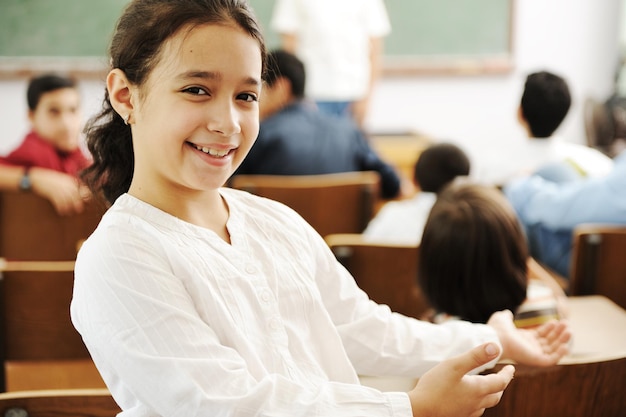 Gelukkige kinderen glimlachen en lachen in de klas