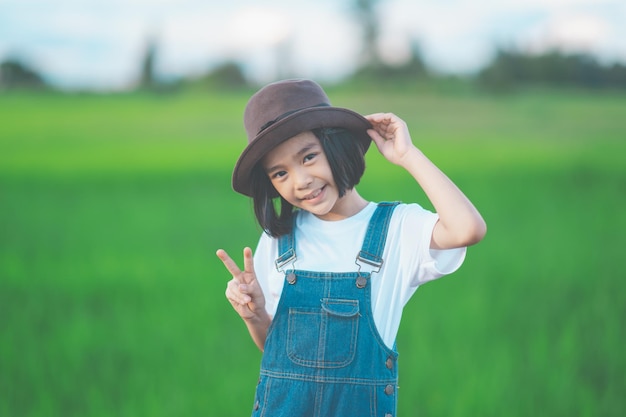 Gelukkige kinderen glimlachen en planten de boom op het platteland