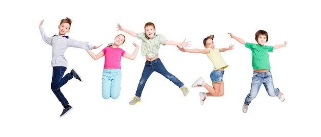 Foto gelukkige kinderen. groep kinderen springen in de studio, poseren voor de camera op een witte geïsoleerde achtergrond, kopieer ruimte