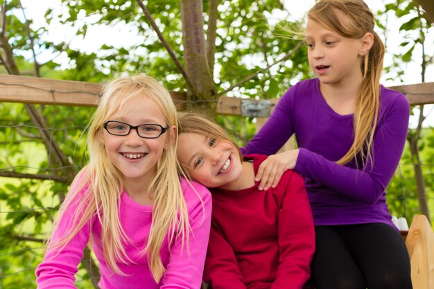 Gelukkige kinderen in de tuin en lachen