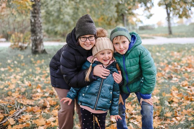 Gelukkige kinderen jongen en meisjes genieten van herfstdag in het park