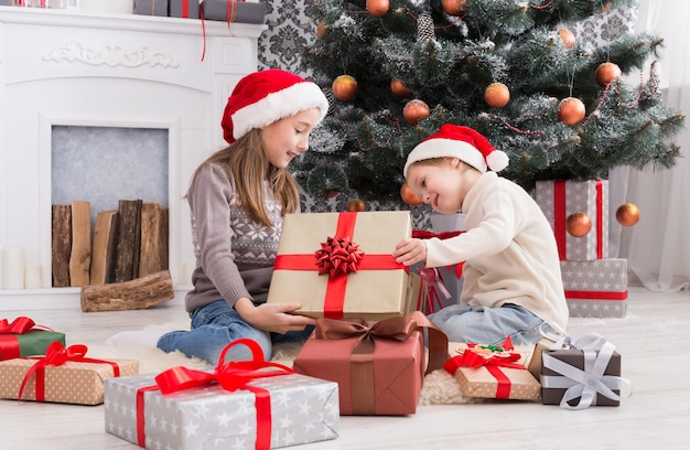 Gelukkige kinderen krijgen kerstcadeautjes