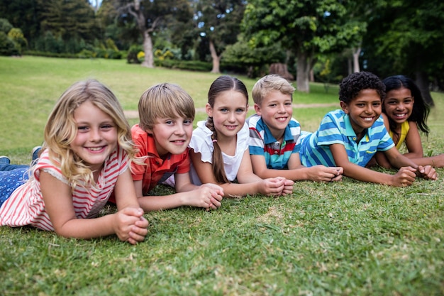 Gelukkige kinderen liggen op gras