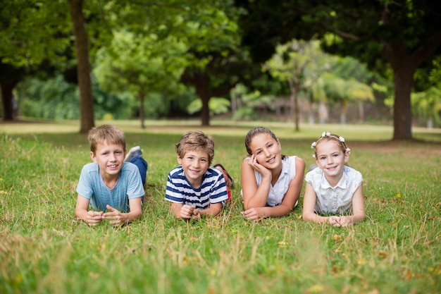 Gelukkige kinderen liggen op gras