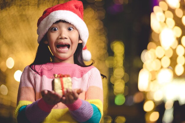 Gelukkige kinderen met kerstcadeau