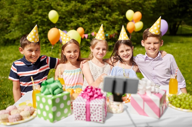 Foto gelukkige kinderen nemen een selfie op een verjaardagsfeestje.