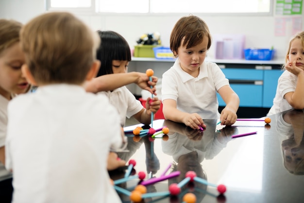 Gelukkige kinderen op de basisschool