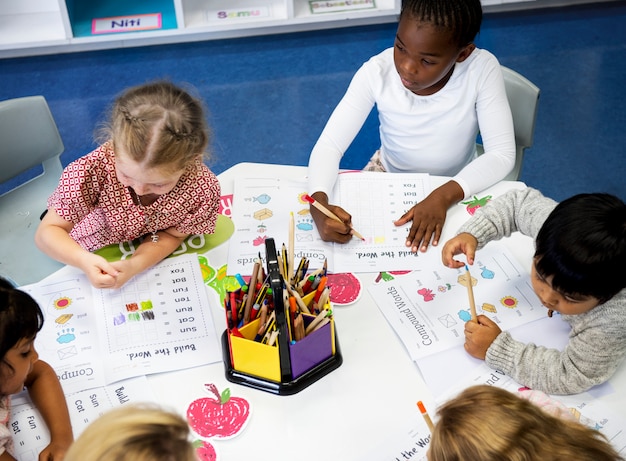 Gelukkige kinderen op de basisschool