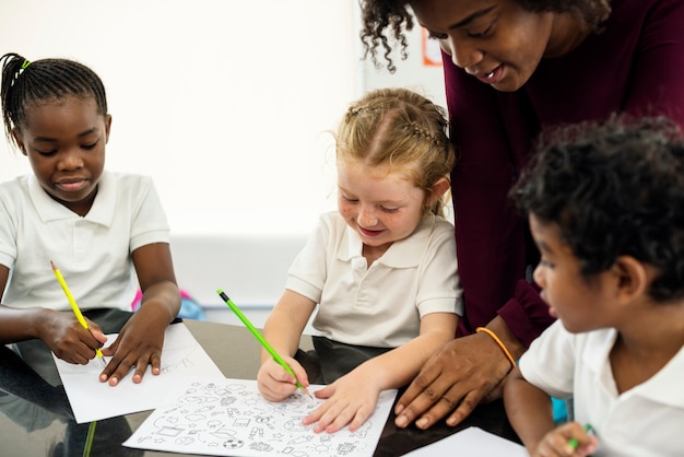 Foto gelukkige kinderen op de basisschool