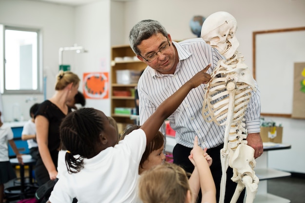 Gelukkige kinderen op de basisschool