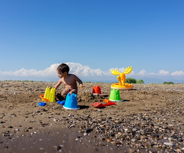 Gelukkige kinderen op het zandvakantie van het de zomerstrand die pret en gelukkige tijd hebben