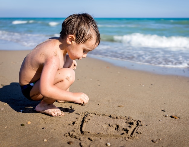 Gelukkige kinderen op het zandvakantie van het de zomerstrand die pret en gelukkige tijd hebben