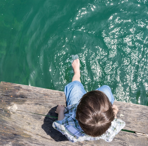 Gelukkige kinderen op zomervakantie met plezier en gelukkige tijd naast het bergmeer