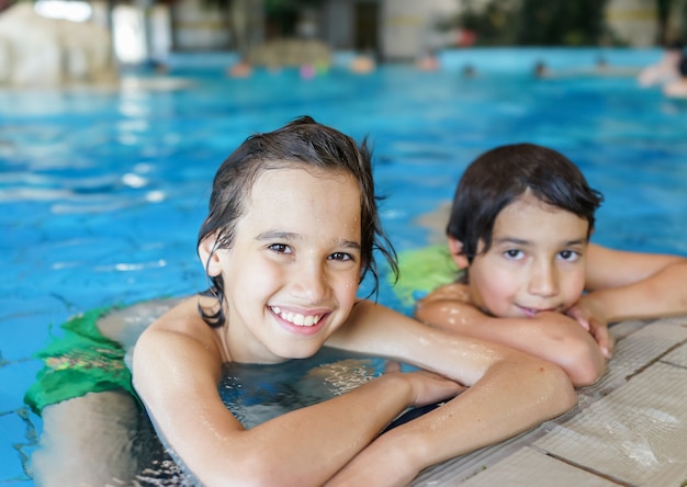 Gelukkige kinderen op zomervakantie met plezier en gelukkige tijd