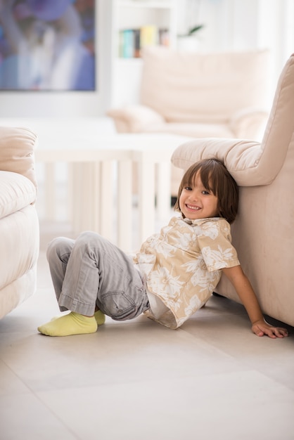 Gelukkige kinderen plezier hebben en poseren in nieuwe moderne woning