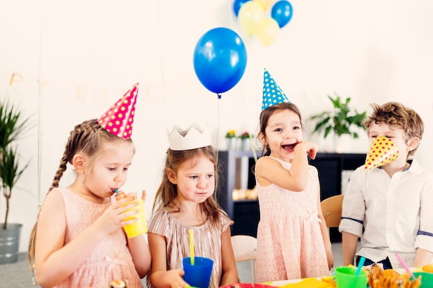 Foto gelukkige kinderen plezier maken