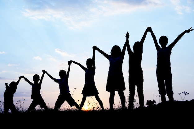 Foto gelukkige kinderen samen spattend water