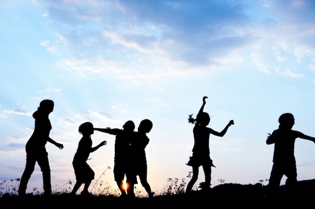 Foto gelukkige kinderen samen spattend water