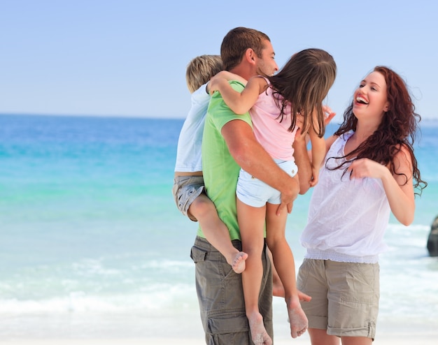 Gelukkige kinderen spelen met hun ouders