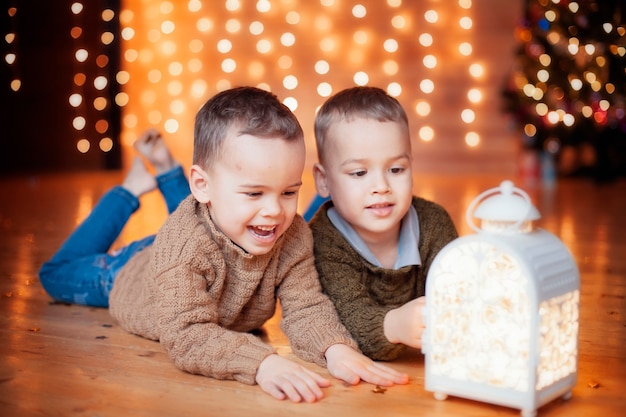 Gelukkige kinderen spelen op eerste kerstdag