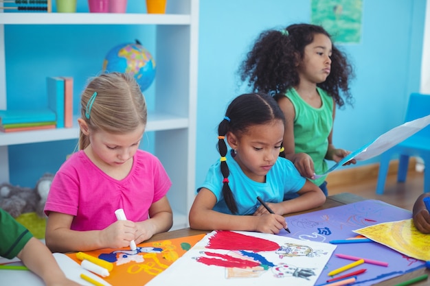 Gelukkige kinderen tekenen allemaal foto&#39;s