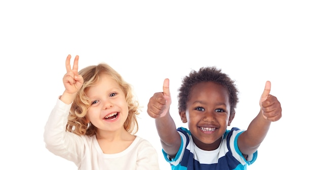 Gelukkige kinderen zeggen ok en kijken naar camera geïsoleerd op een witte achtergrond